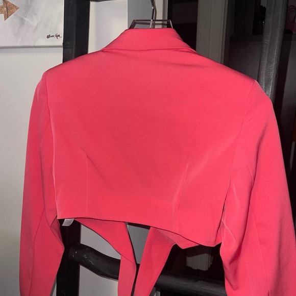 PrettyLittleThing Petite Pink Ruched Bust Cropped Blazer - Picture 8 of 10